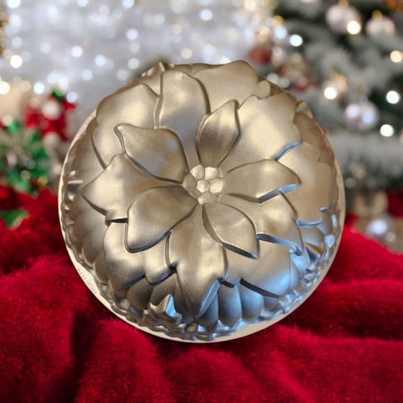 Nordic Ware Other - Nordic Ware Holiday Poinsettia Bundt Pan